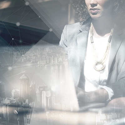 Mujer con computadora en fondo claro con opacidad. Mujer con computadora en fondo claro con opacidad.