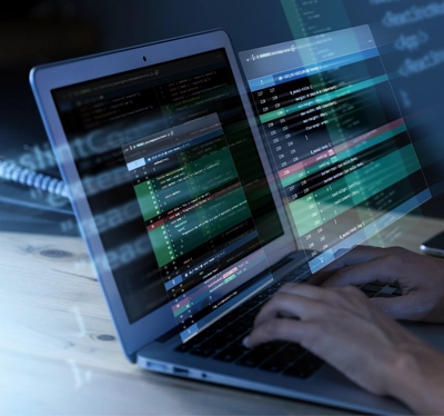 Manos programando en laptop. Manos programando en laptop.